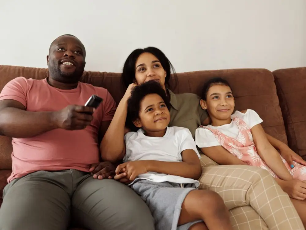 Una familia ve la tele junta en el sofá